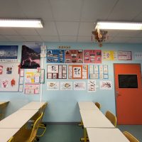 Salle de classe de chinois décorée des travaux des élèves