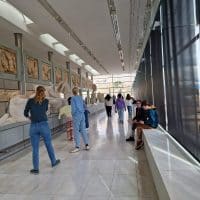 Deux élèves "croquent" un des marbres du Parthenon. Chacun d'entre eux devait en effet réaliser un croquis au Musée.