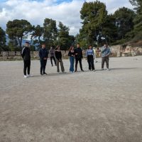 Les élèves grecs répètent un sommaire dramatisé de Médée